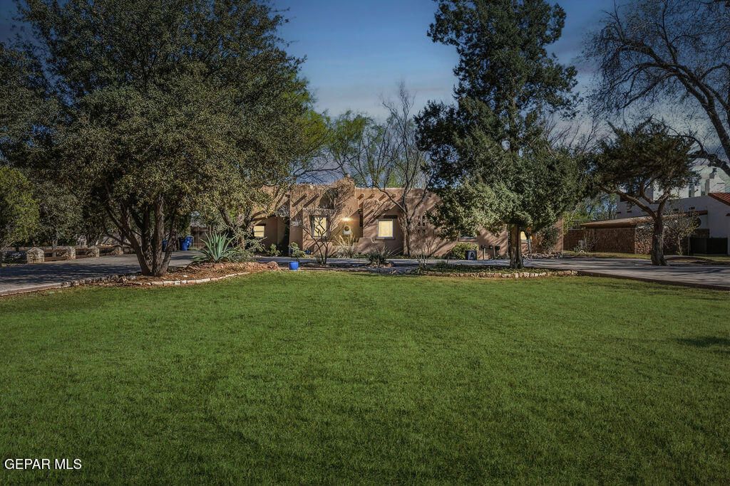 Photo of 300 ROSEMONT Drive, El Paso, TX 79922 (MLS # 940881)