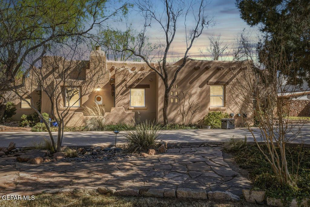 Photo of 300 ROSEMONT Drive, El Paso, TX 79922 (MLS # 940881)