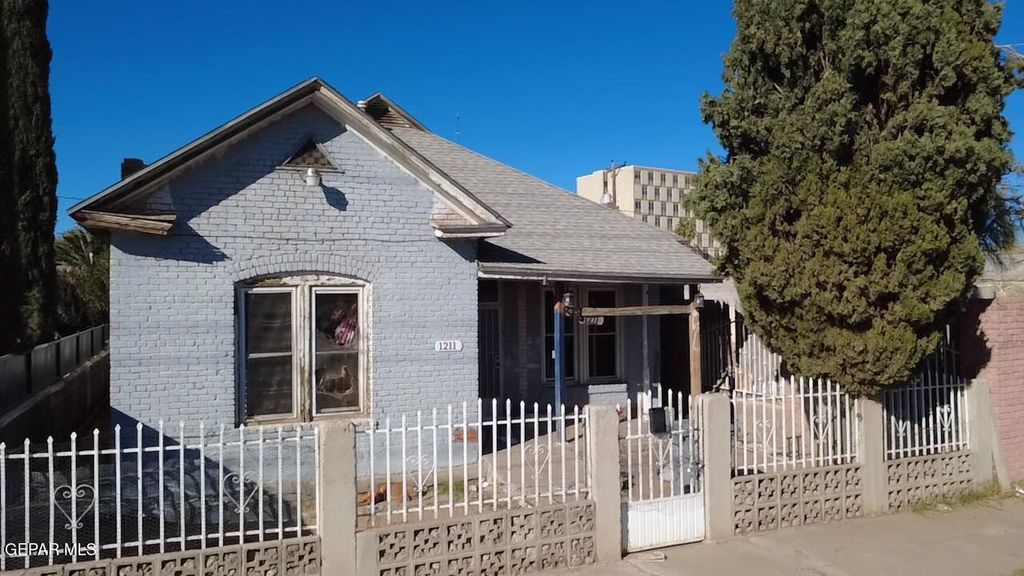 Photo of 1211 E OVERLAND Avenue, El Paso, TX 79901 (MLS # 935144)