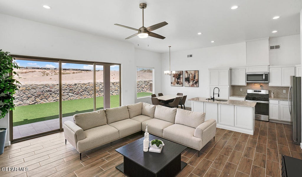 Photo of 12821 MIDDLESBROUGH Avenue, Horizon City, TX 79928 (MLS # 949809)