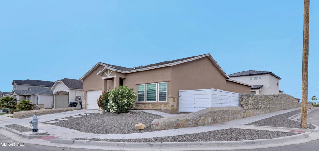 Photo of 13729 LAGO VISTA Avenue, Horizon City, TX 79928 (MLS # 941844)