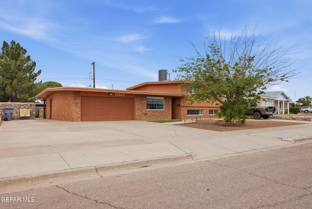 Photo of 10217 SINGAPORE Avenue, El Paso, TX 79925 (MLS # 946272)