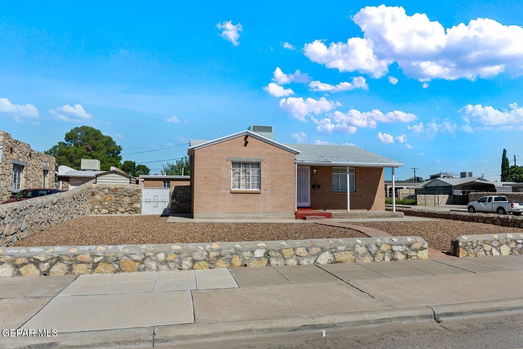 Photo of 500 MISSION Road, El Paso, TX 79903 (MLS # 952685)