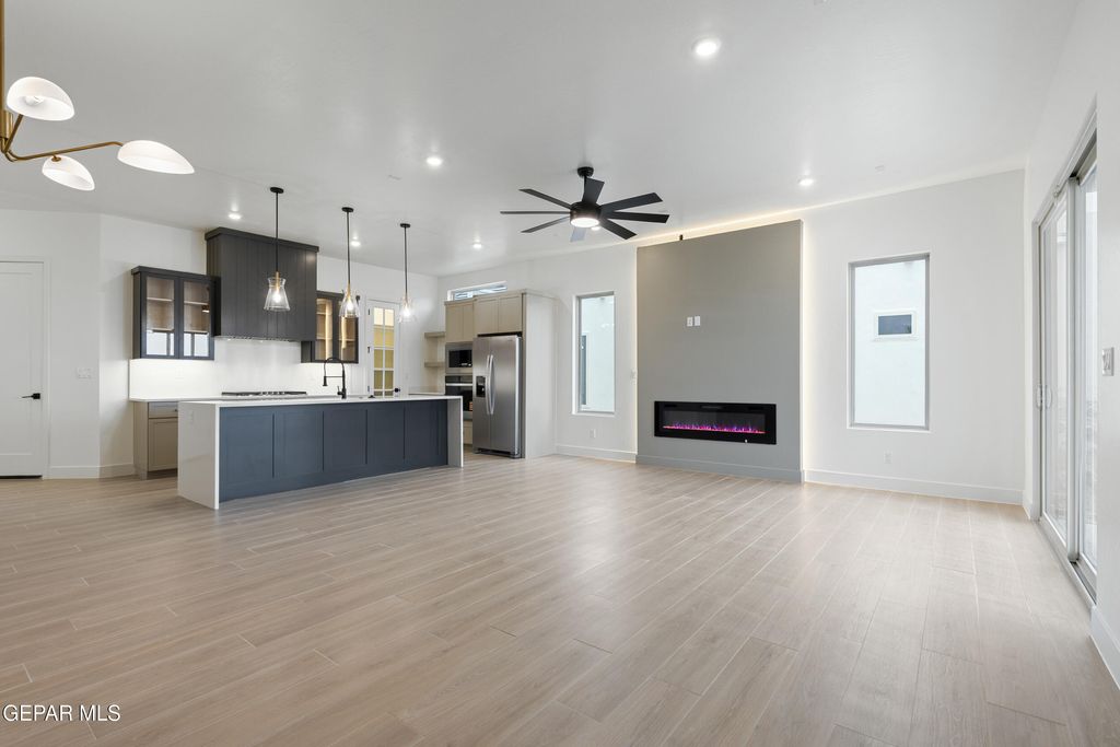 Photo of 629 Paseo De La Reina Street, Horizon City, TX 79928 (MLS # 937960)