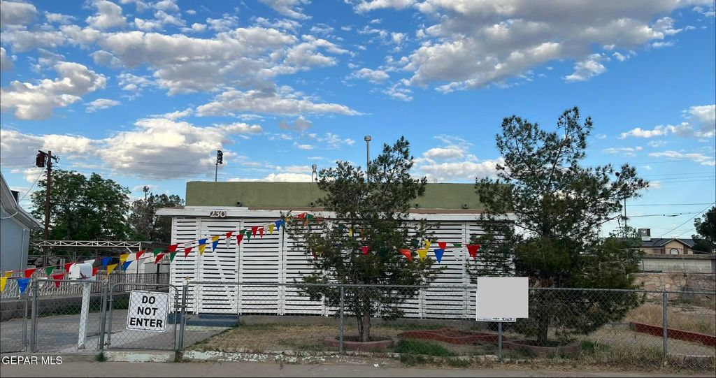 Photo of 230 LOCUST Street, El Paso, TX 79905 (MLS # 941808)
