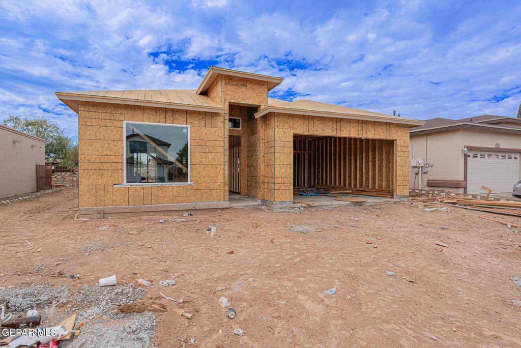 Photo of 753 DESERT SILVER Drive, Horizon City, TX 79928 (MLS # 932091)