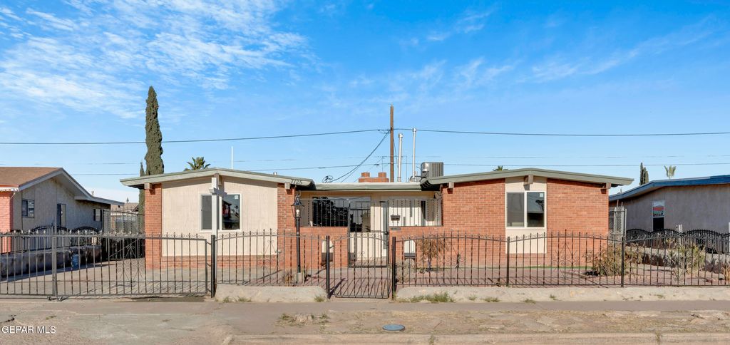 Photo of 7125 BANANA TREE Lane, El Paso, TX 79915 (MLS # 936666)