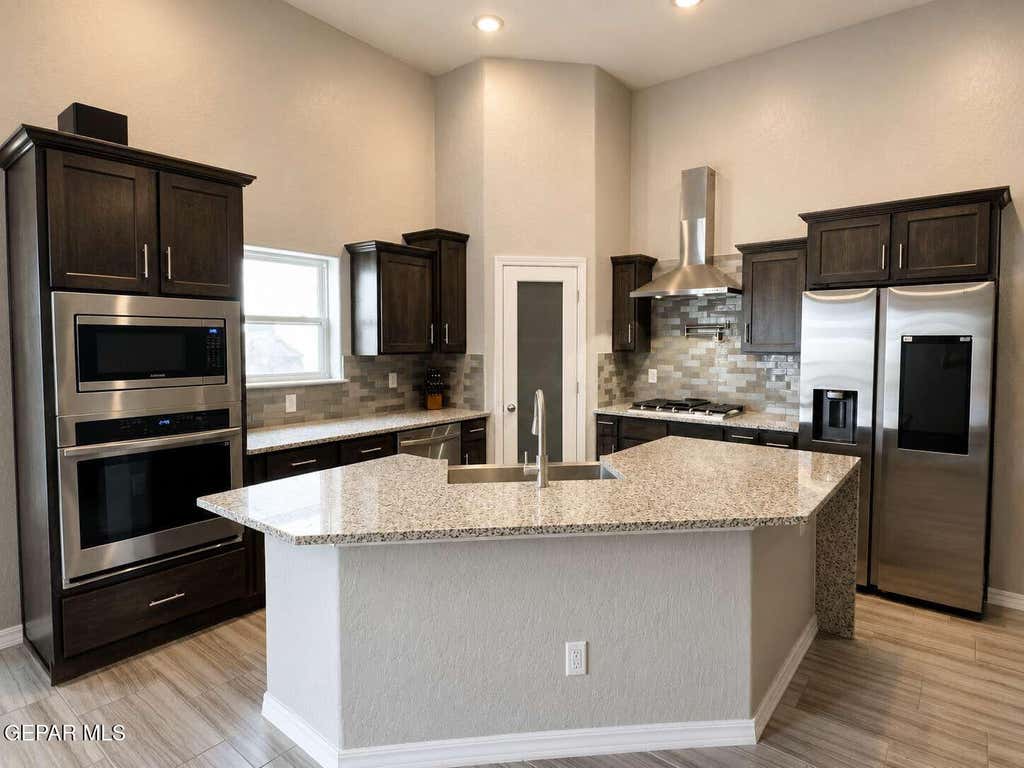 Photo of 624 W LA ENTRADA Circle, Sunland Park, NM 88063 (MLS # 947948)