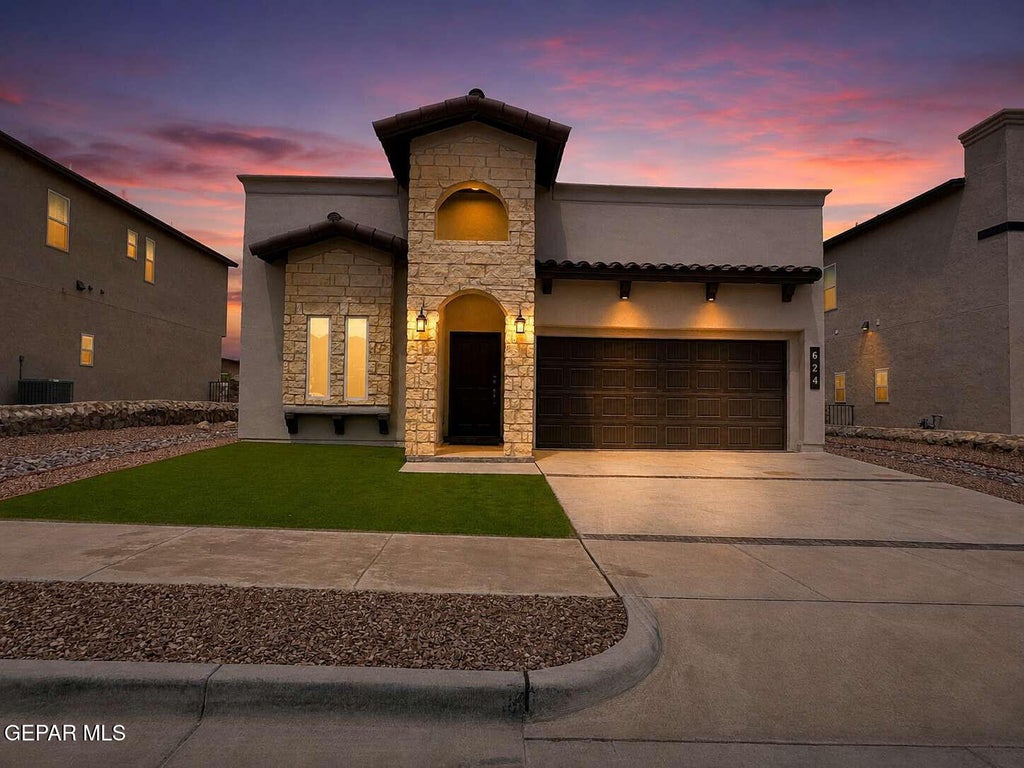 Photo of 624 W LA ENTRADA Circle, Sunland Park, NM 88063 (MLS # 947948)