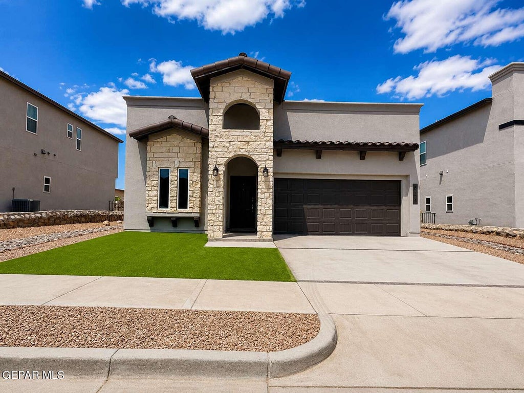 Photo of 624 W LA ENTRADA Circle, Sunland Park, NM 88063 (MLS # 947948)