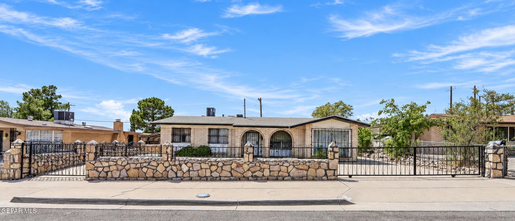 Photo of 911 La Paz Drive, El Paso, TX 79915 (MLS # 950568)