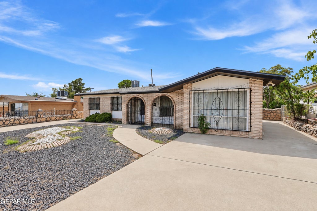 Photo of 911 La Paz Drive, El Paso, TX 79915 (MLS # 950568)