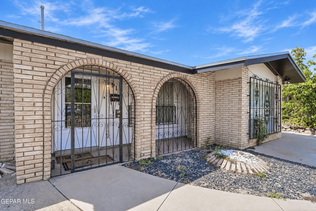 Photo of 911 La Paz Drive, El Paso, TX 79915 (MLS # 950568)