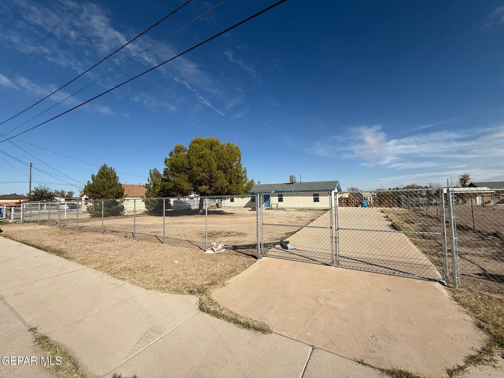 Photo of 11711 FLOR DEL RIO Street, Socorro, TX 79927 (MLS # 934606)