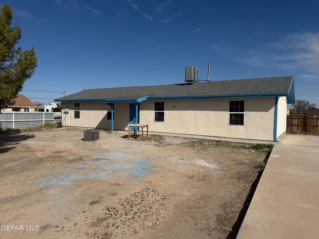 Photo of 11711 FLOR DEL RIO Street, Socorro, TX 79927 (MLS # 934606)