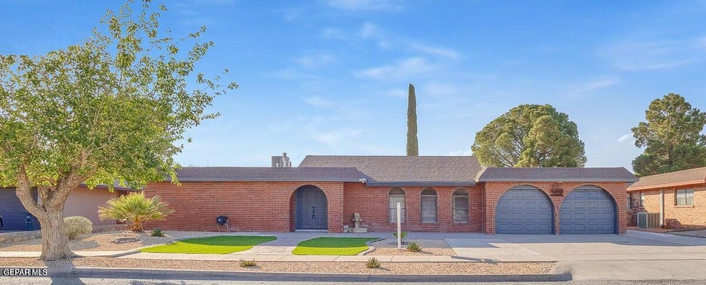 Photo of 3709 ROSLYN Drive, Horizon City, TX 79928 (MLS # 952187)
