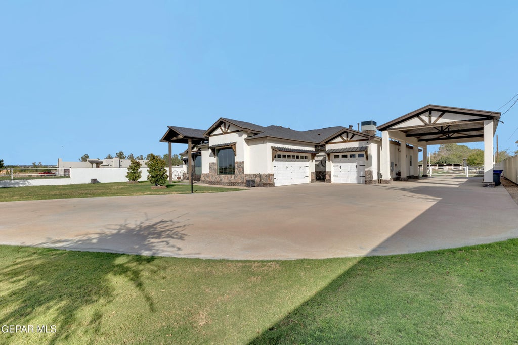 Photo of 800 Parker Road, Socorro, TX 79927 (MLS # 951505)