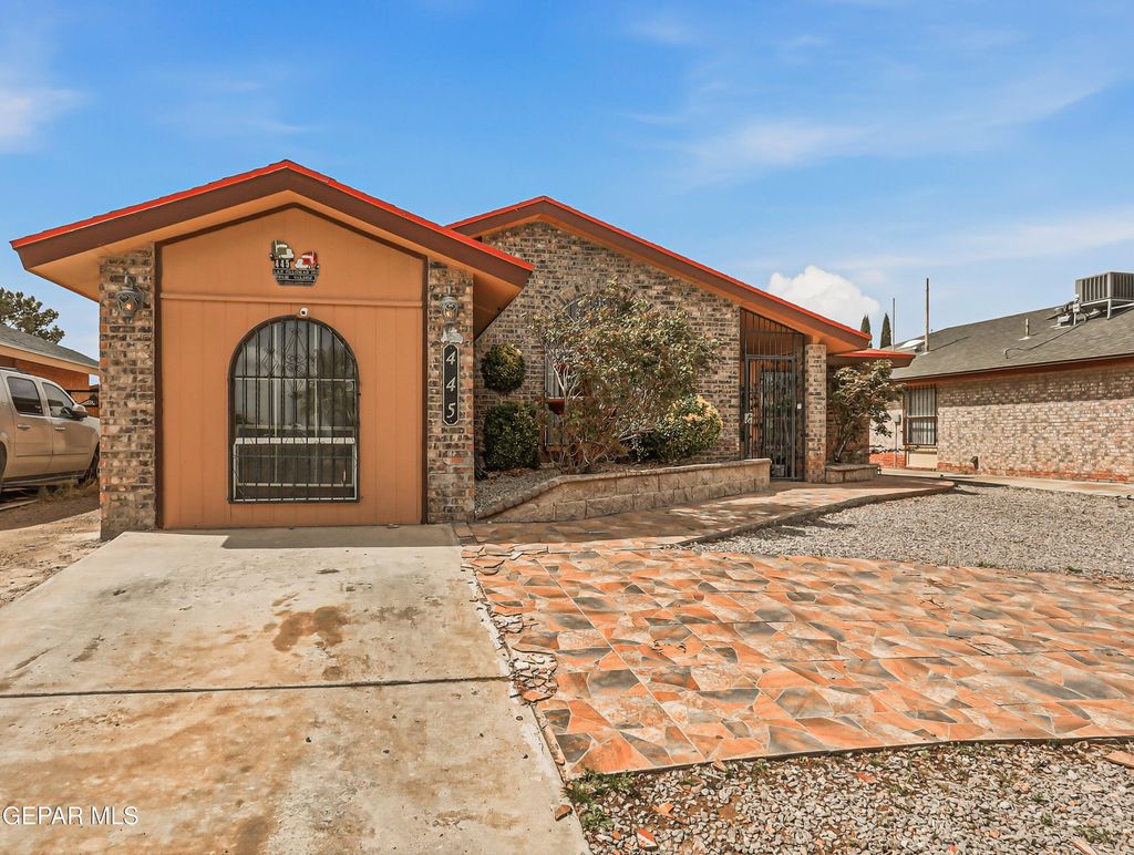 Photo of 445 Las Palomas Drive, Horizon City, TX 79928 (MLS # 940540)