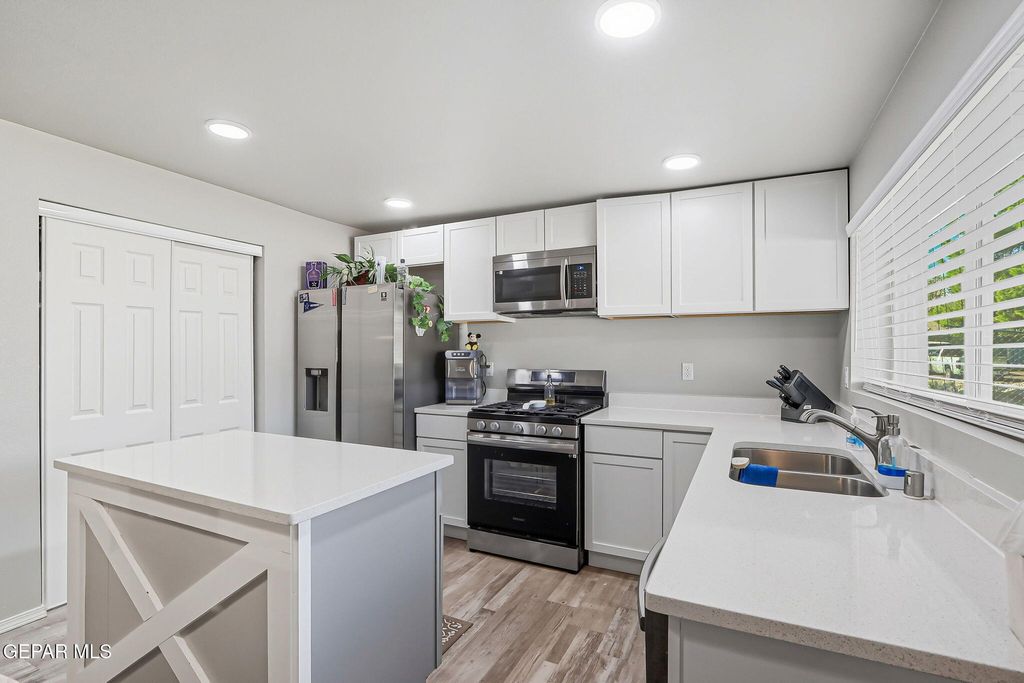 Photo of 4113 ROXBURY Drive, El Paso, TX 79922 (MLS # 934456)