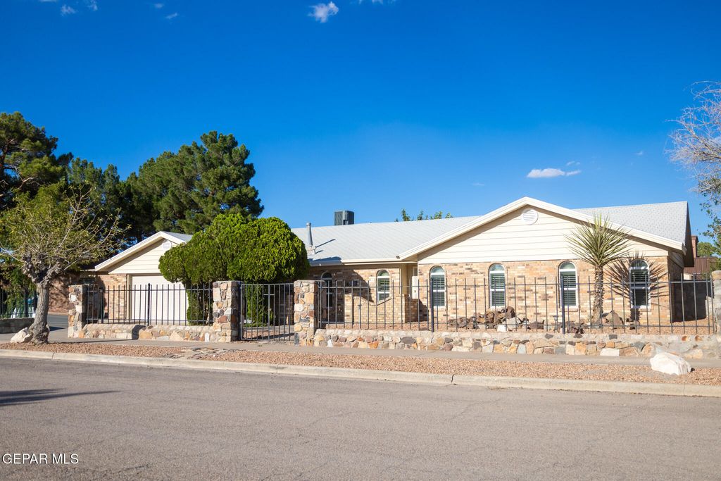 Photo of 14829 KINGSTON Drive, Horizon City, TX 79928 (MLS # 934718)