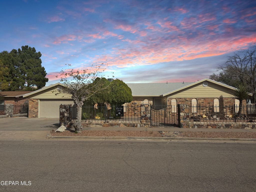 Photo of 14829 KINGSTON Drive, Horizon City, TX 79928 (MLS # 934718)