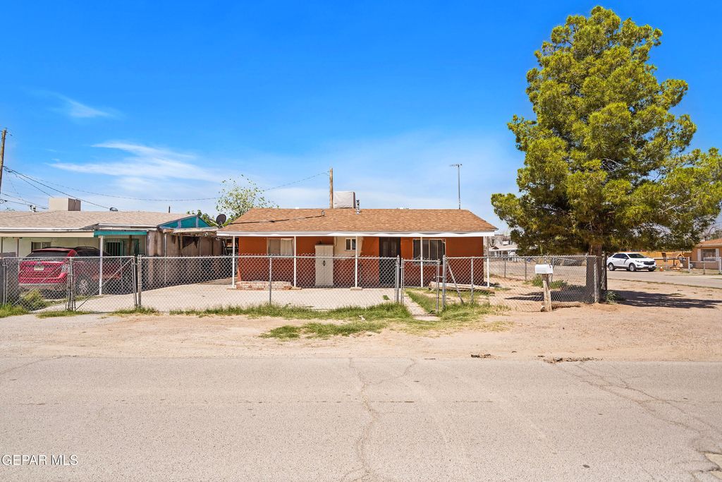 Photo of 880 Delhi Drive, Socorro, TX 79927 (MLS # 943810)