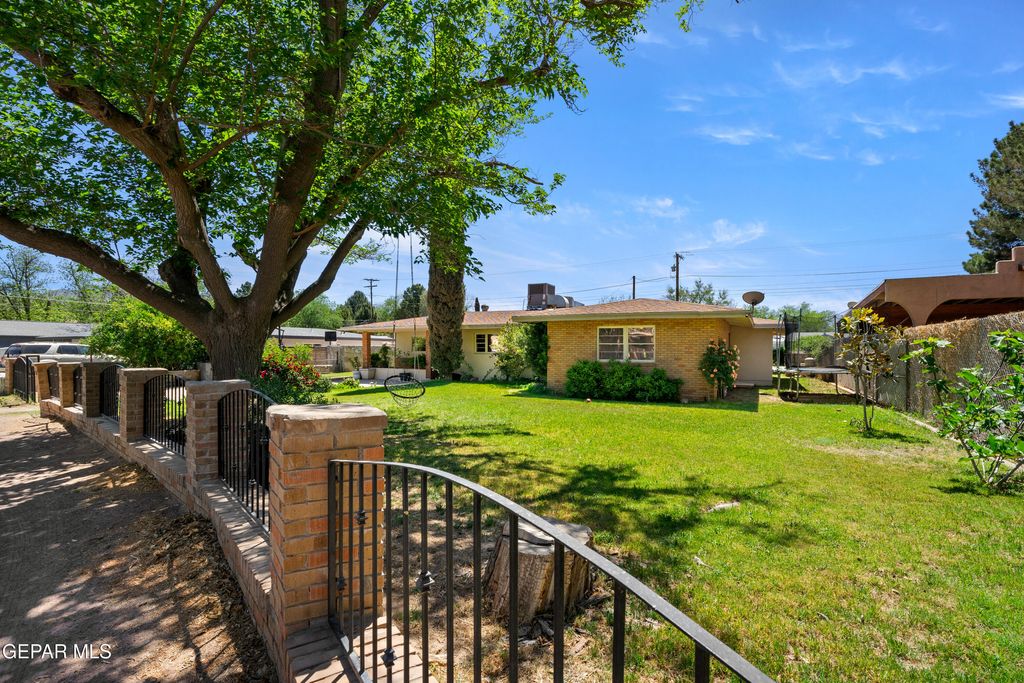 Photo of 214 HERMOSA Lane, El Paso, TX 79922 (MLS # 936745)