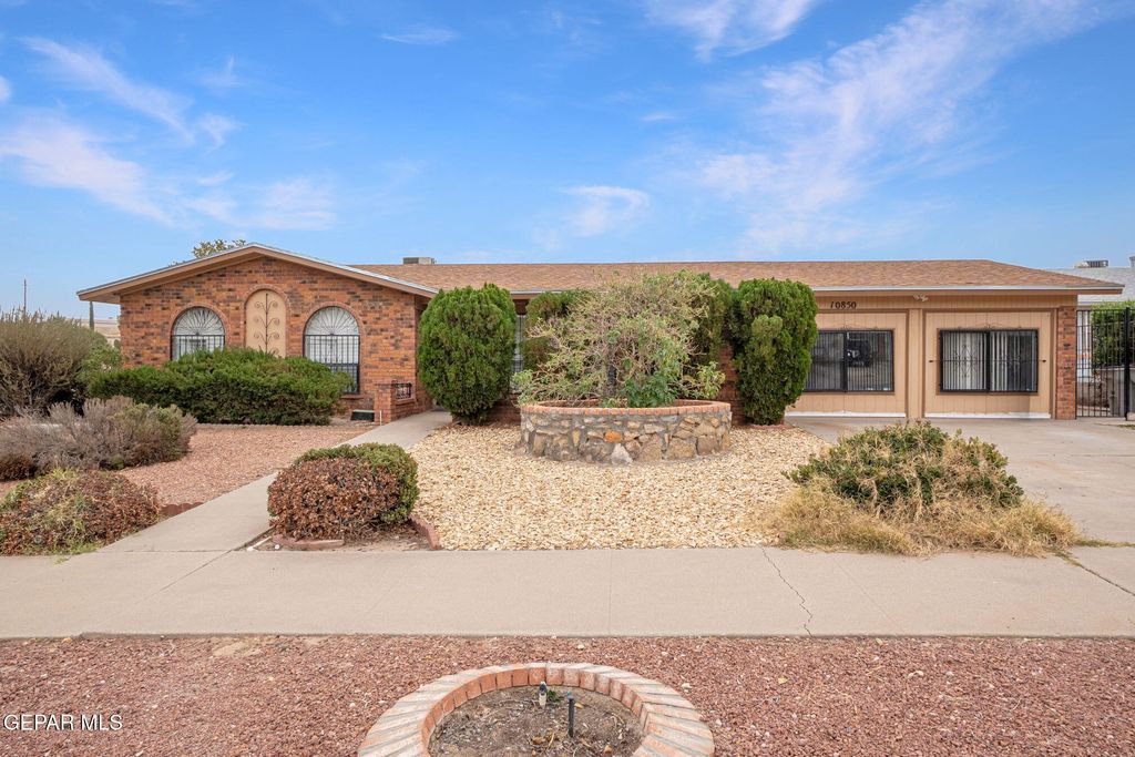 Photo of 10850 VALLE GRANDE Court, El Paso, TX 79935 (MLS # 936283)