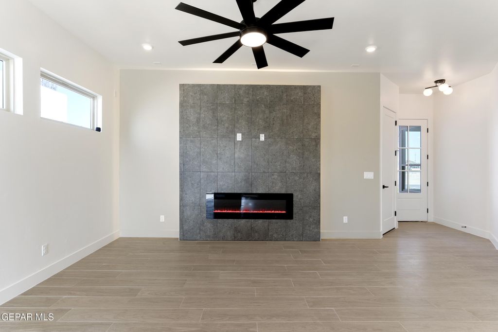 Photo of 617 Paseo De La Reina Street, Horizon City, TX 79928 (MLS # 940535)