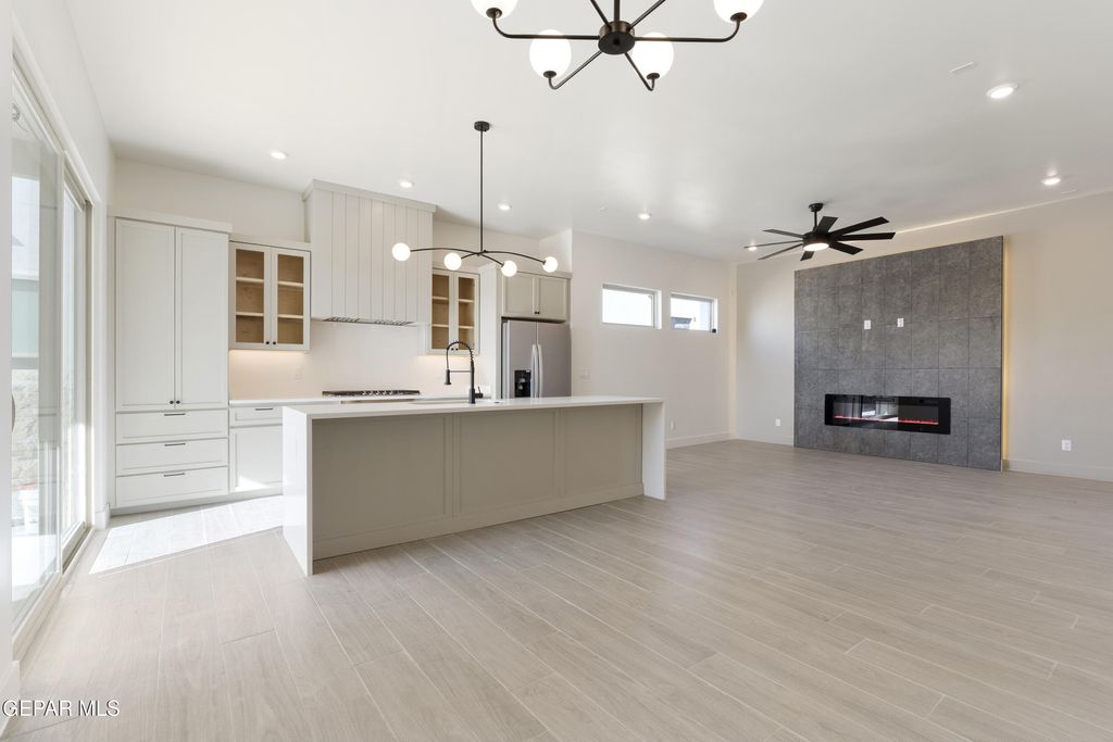 Photo of 617 Paseo De La Reina Street, Horizon City, TX 79928 (MLS # 940535)