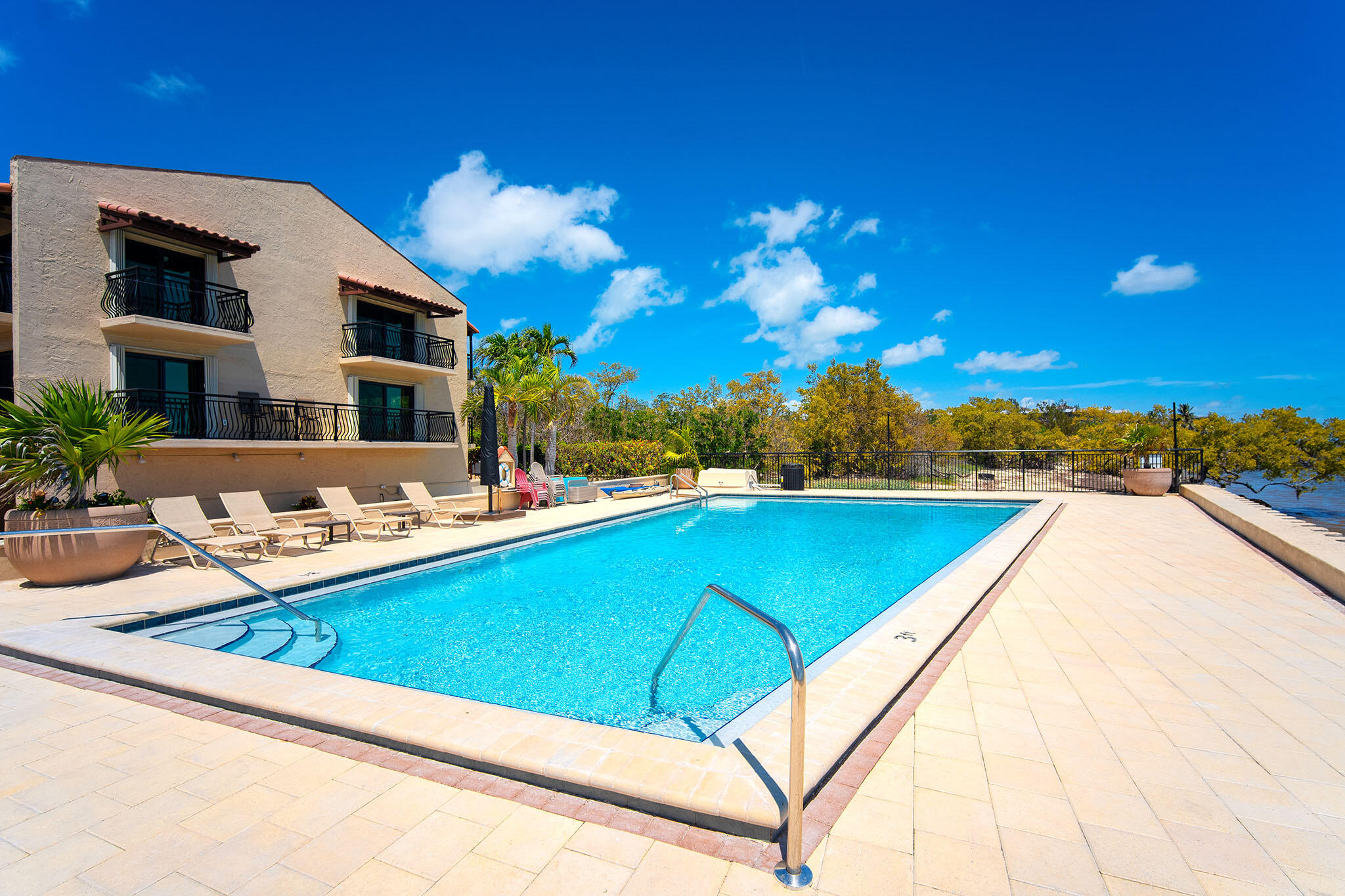 Key West, Florida 33040, United States, 2 Bedrooms Bedrooms, ,3 BathroomsBathrooms,Residential,Active,89572