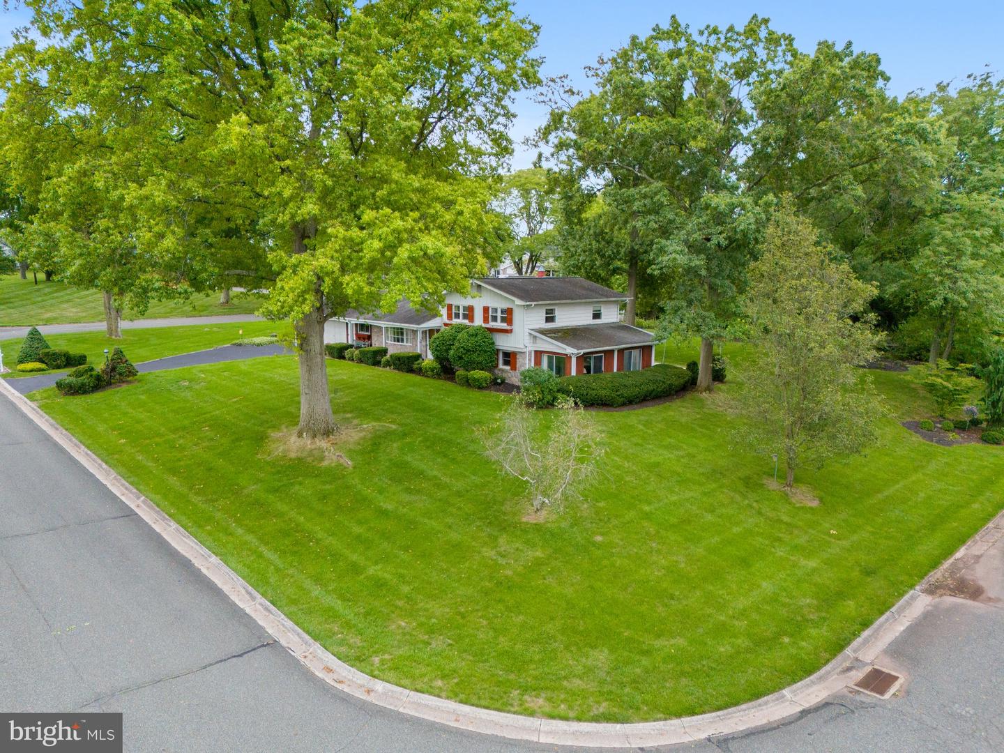 Photo 4 of 42 of 916 Kenny Rd house