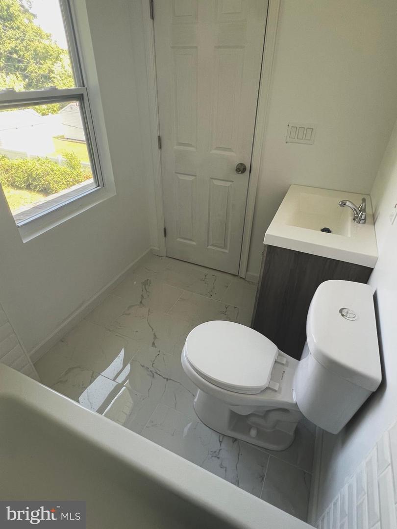 Photo 11 of 22 of 6002 Glenoak Ave house