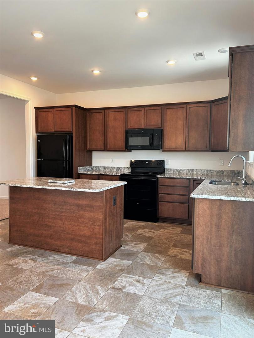 Photo 6 of 16 of 203 E Southwerk St townhome