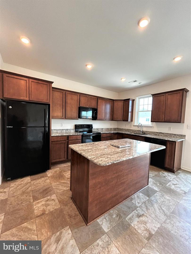 Photo 2 of 16 of 203 E Southwerk St townhome