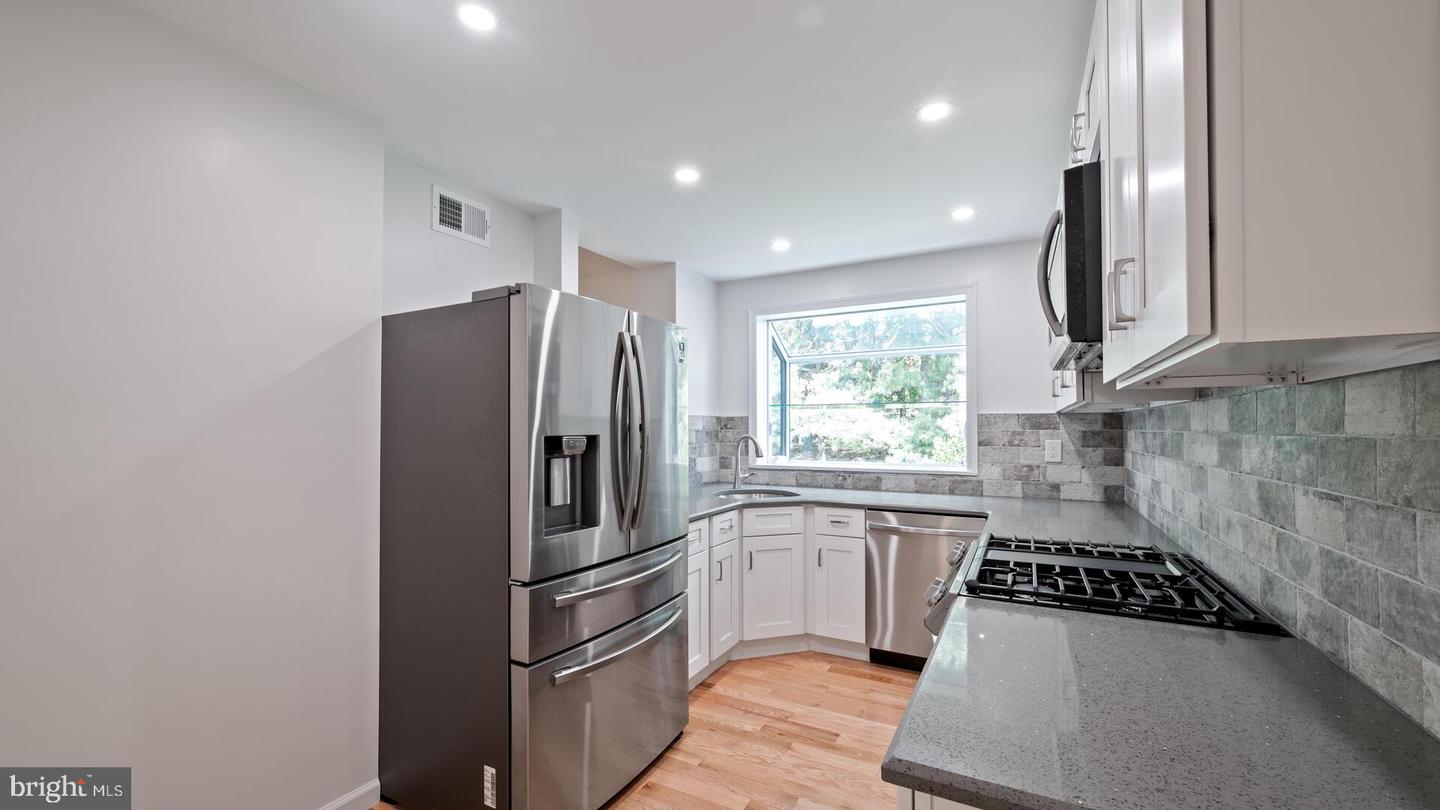Photo 13 of 37 of 252 Sayre Dr townhome