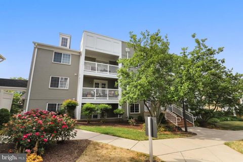 Condominium in Arlington VA 4071 Four Mile Run DRIVE.jpg