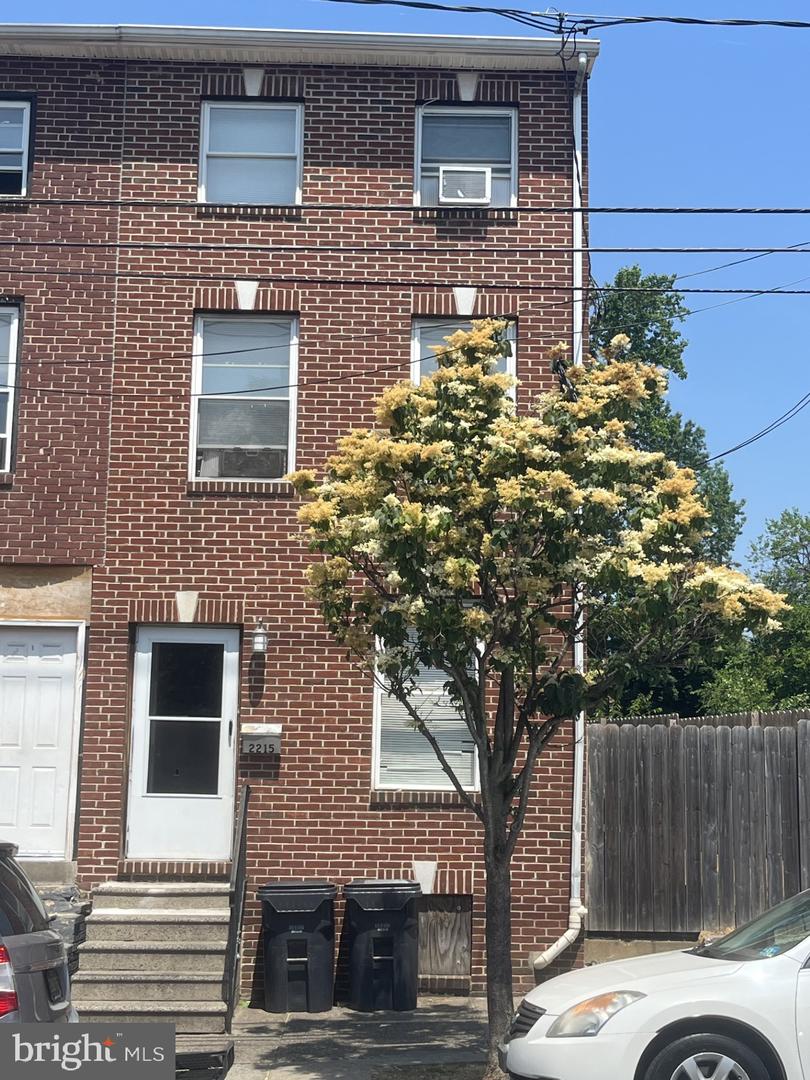 Photo 1 of 32 of 2215 N Market St townhome