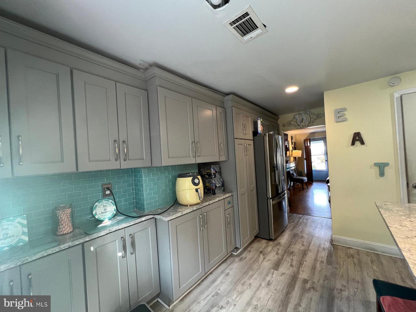Photo 7 of 27 of 2219 Bond Ave townhome