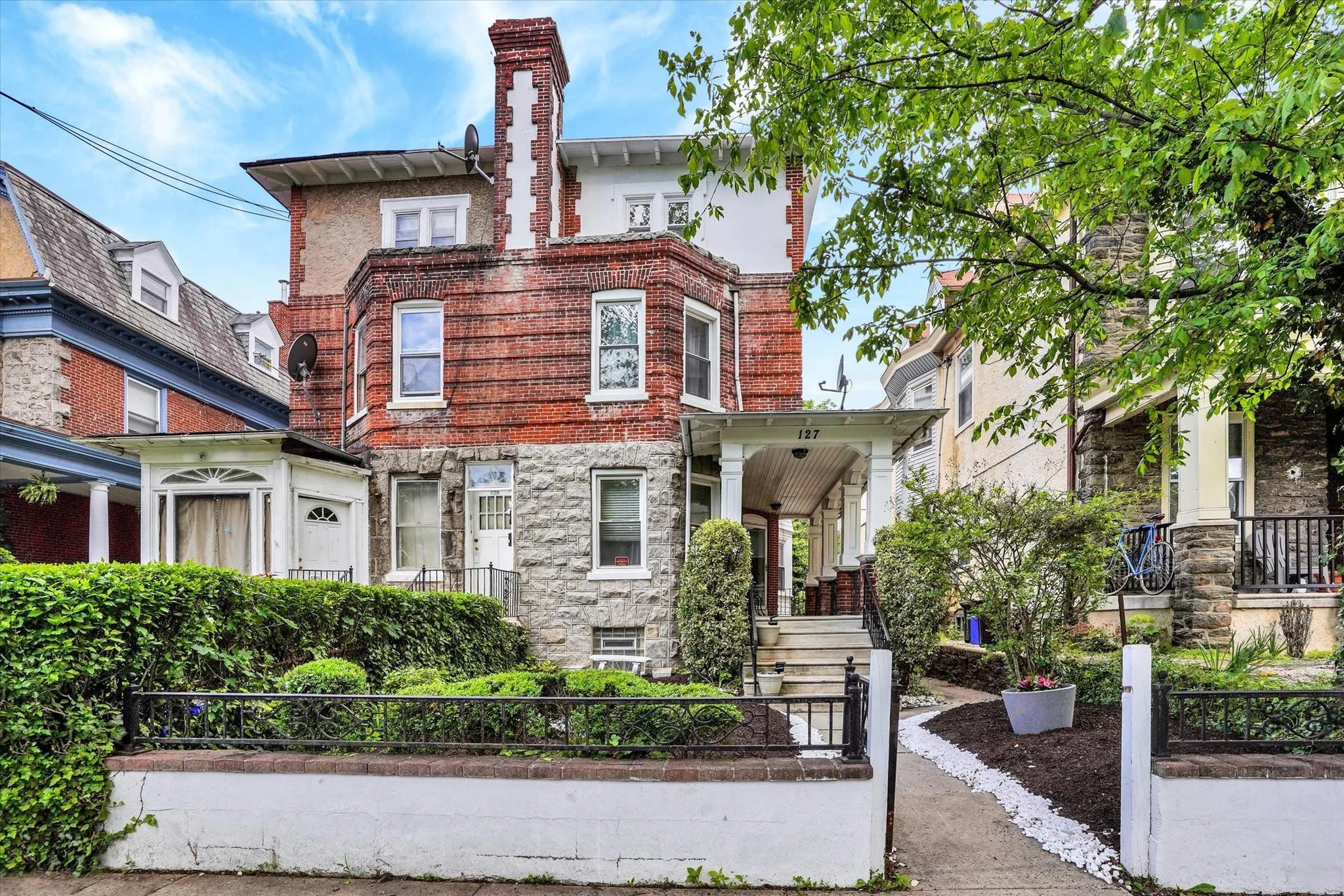 127 W Washington Lane