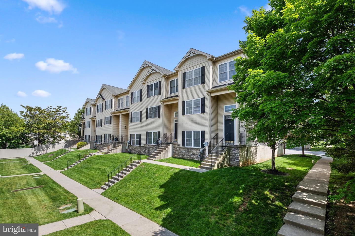 Photo 4 of 21 of 570 B St townhome