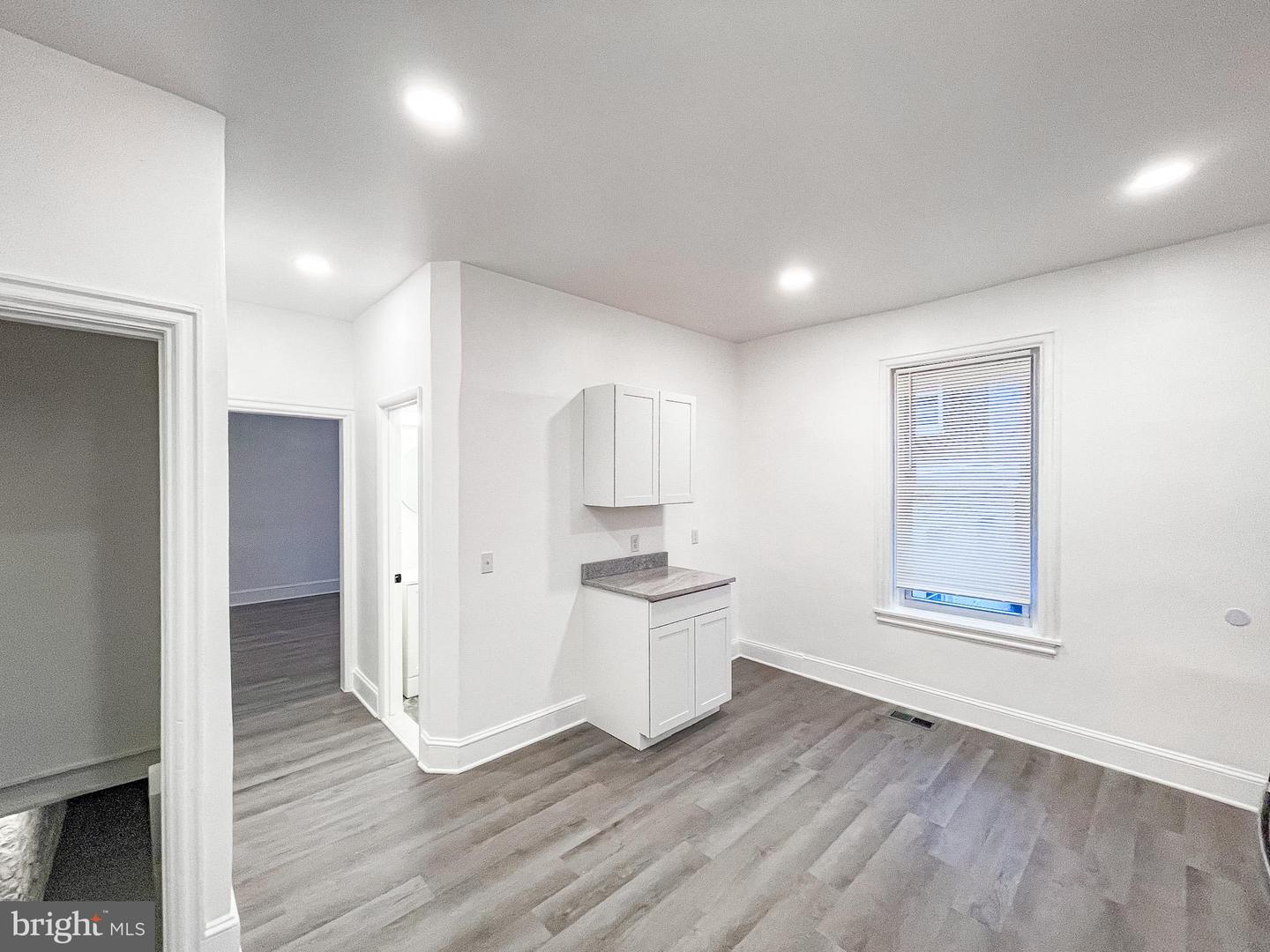 Photo 11 of 26 of 8 E 44th St multi-family property