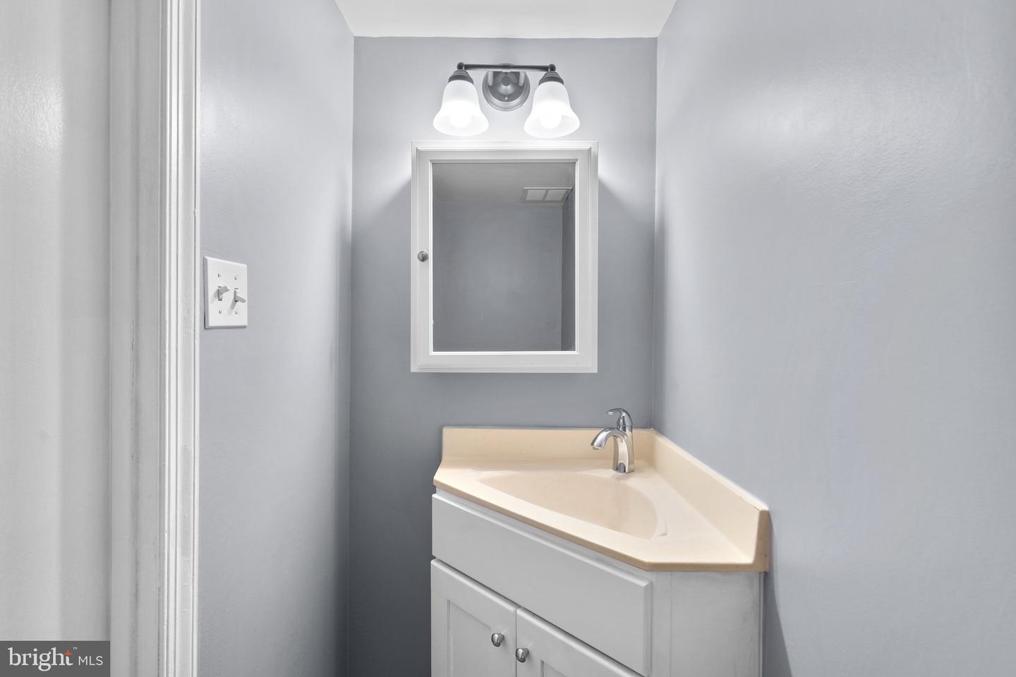Photo 10 of 27 of 12 Irish Ct townhome