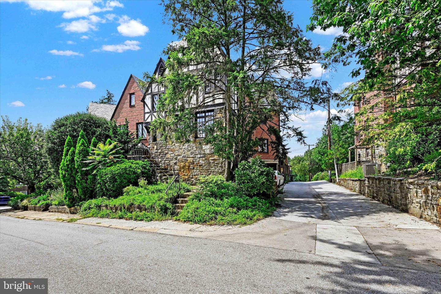 Photo 2 of 24 of 204 Ridgemede Rd townhome