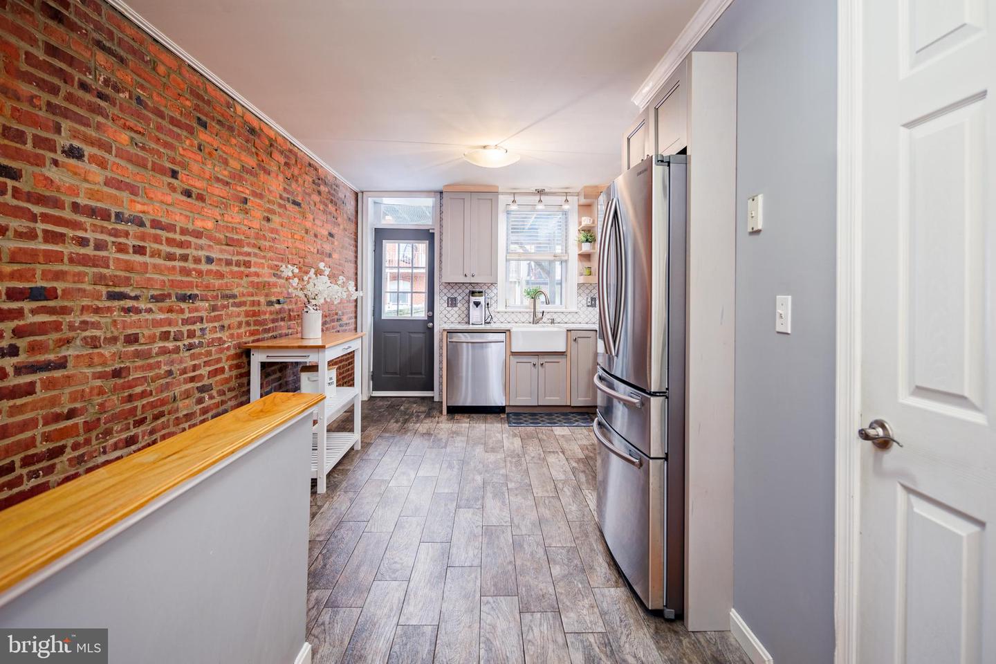 Photo 8 of 36 of 504 S Curley St townhome