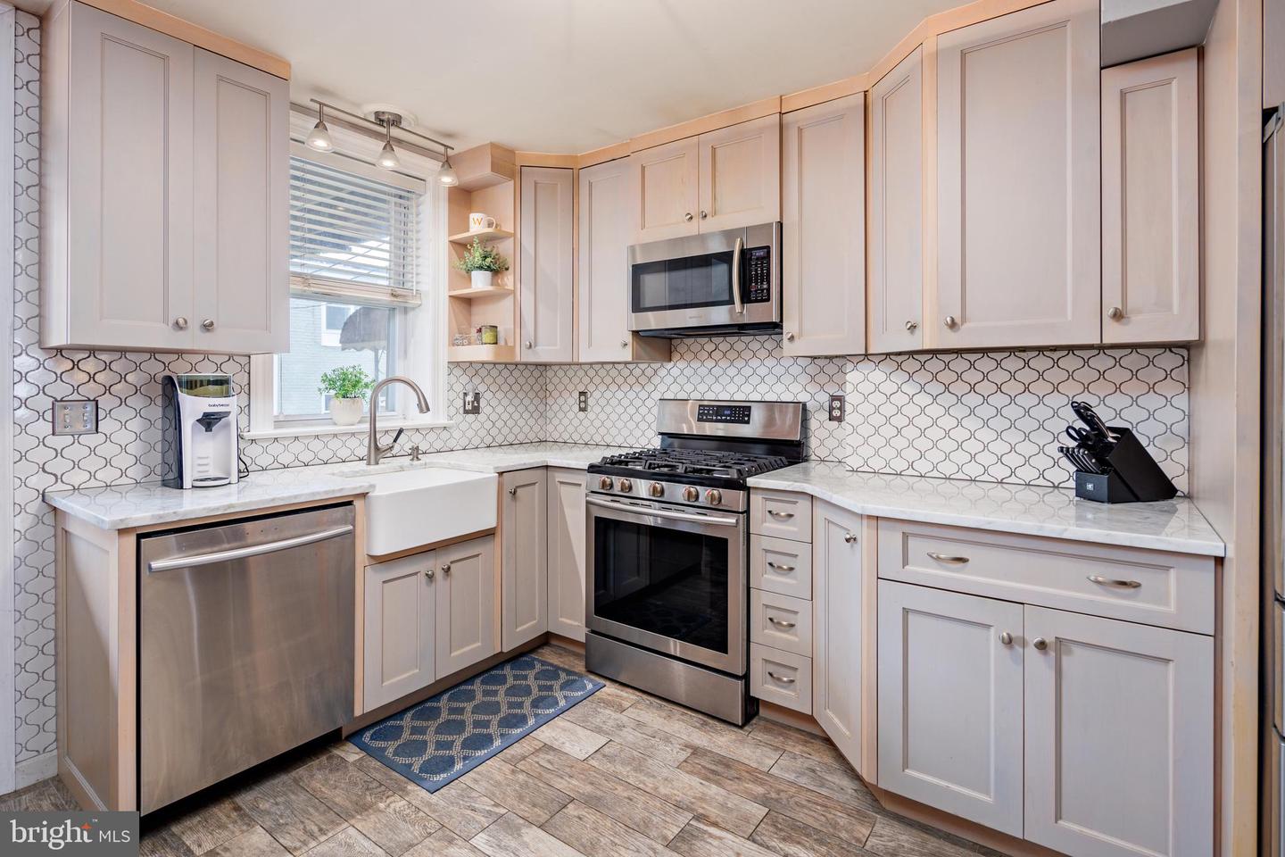 Photo 11 of 36 of 504 S Curley St townhome