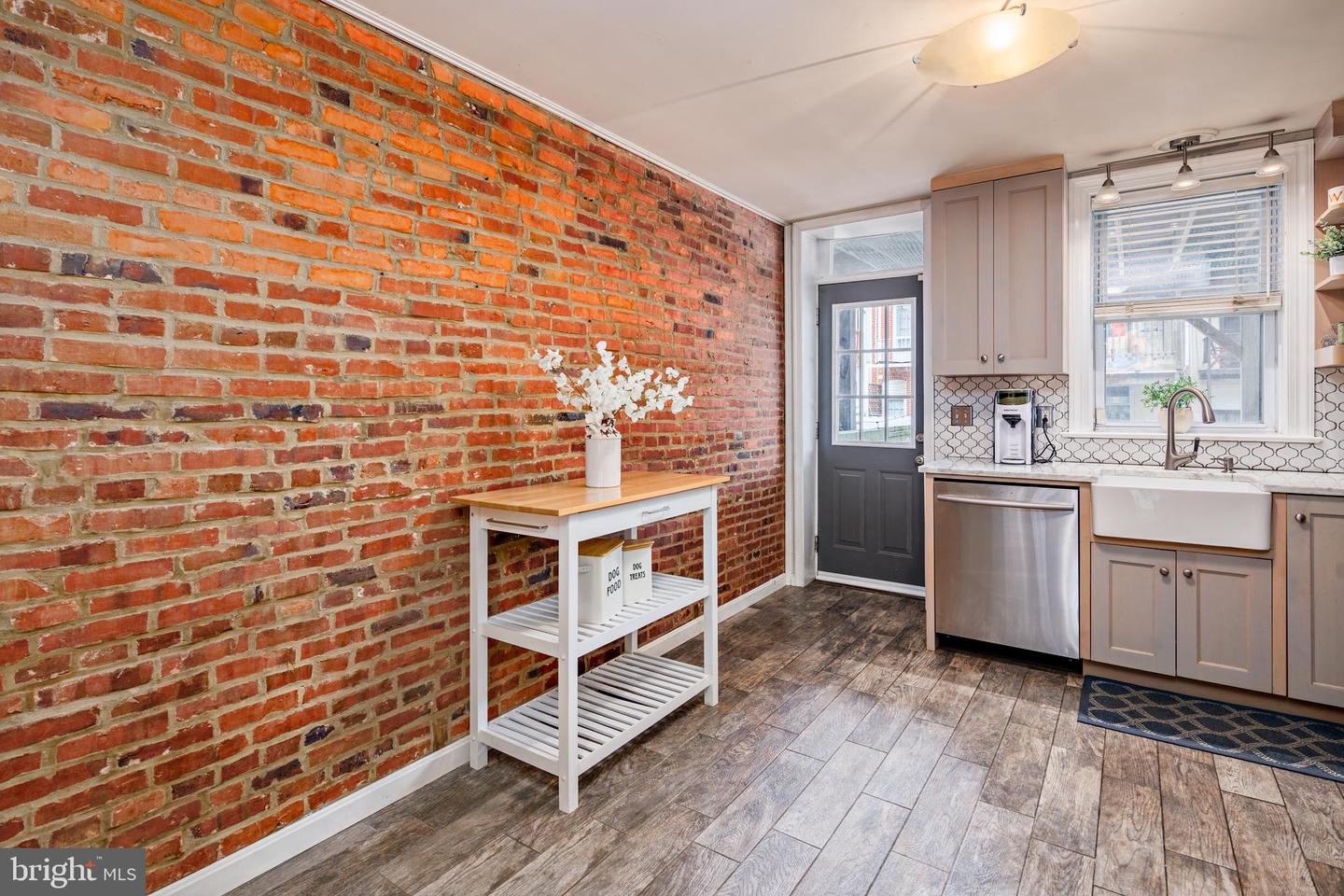 Photo 13 of 36 of 504 S Curley St townhome