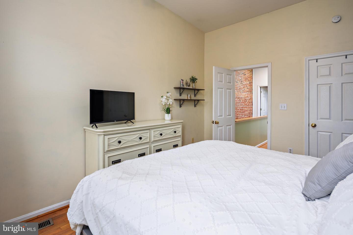Photo 18 of 36 of 504 S Curley St townhome