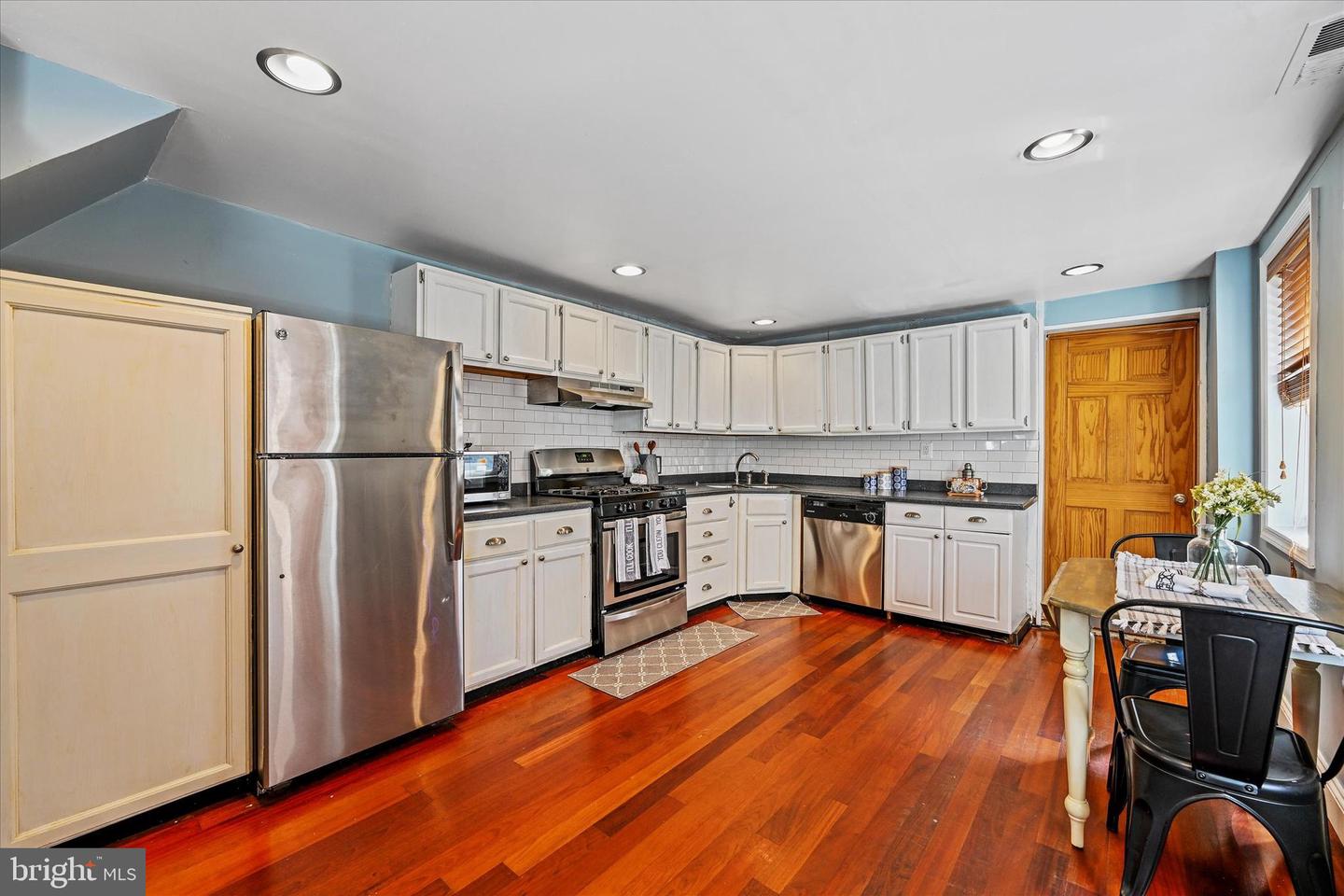 Photo 8 of 31 of 1703 Gough St multi-family property