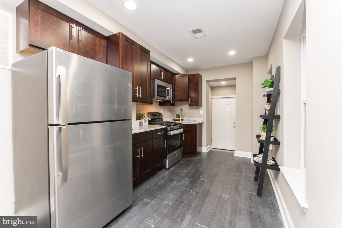Photo 8 of 36 of 1106 W Cross St townhome